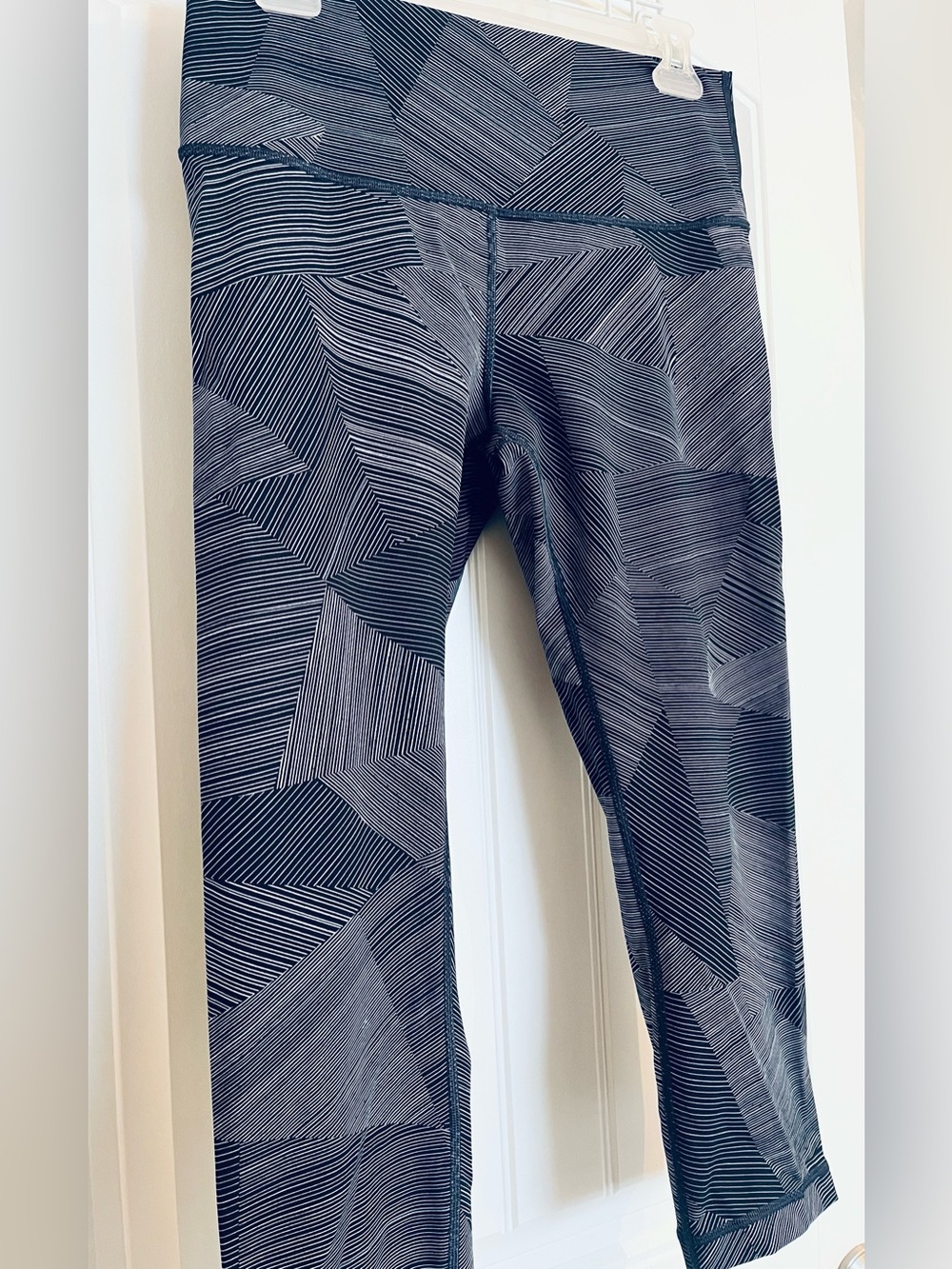 lululemon athletica - Wunder Under - Navy & Gray Geo Print Crop - 21” Size 10